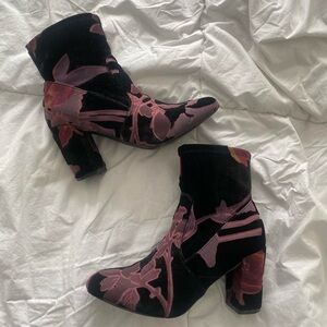 steve madden black & violet velvet patterned block heeled boots size 6